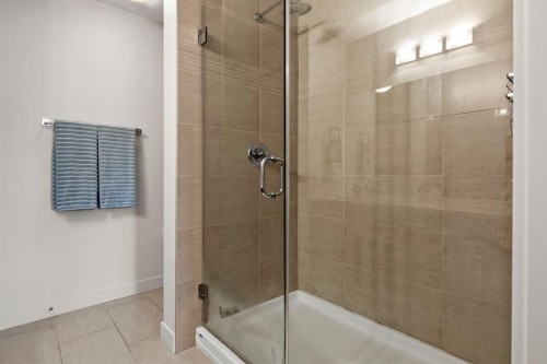 203-1730 5A Street Sw, Calgary, AB - Indoor Photo Showing Bathroom