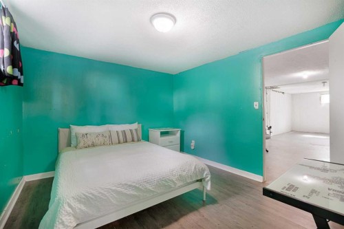 639 Thornhill Drive Nw, Calgary, AB - Indoor Photo Showing Bedroom