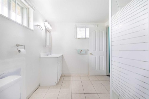 639 Thornhill Drive Nw, Calgary, AB - Indoor Photo Showing Bathroom