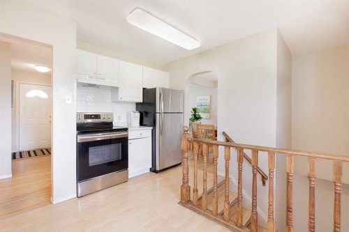639 Thornhill Drive Nw, Calgary, AB - Indoor Photo Showing Kitchen