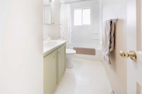 639 Thornhill Drive Nw, Calgary, AB - Indoor Photo Showing Bathroom