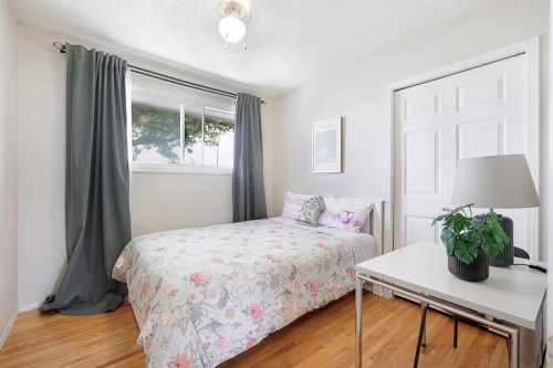 639 Thornhill Drive Nw, Calgary, AB - Indoor Photo Showing Bedroom