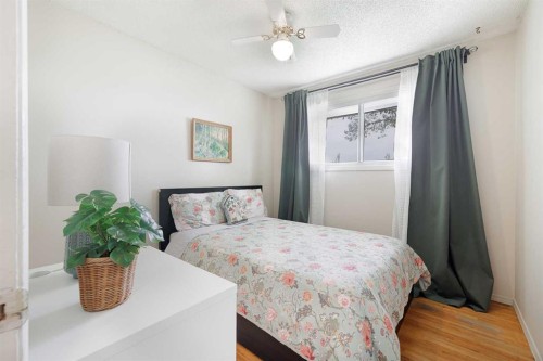639 Thornhill Drive Nw, Calgary, AB - Indoor Photo Showing Bedroom