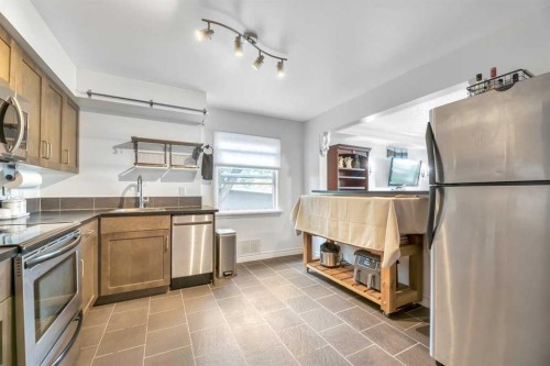 3-1833 21 Avenue Nw, Calgary, AB - Indoor Photo Showing Kitchen