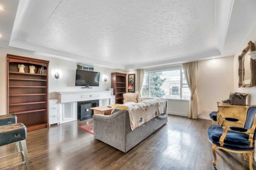 3-1833 21 Avenue Nw, Calgary, AB - Indoor Photo Showing Living Room
