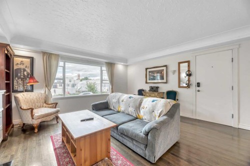 3-1833 21 Avenue Nw, Calgary, AB - Indoor Photo Showing Living Room