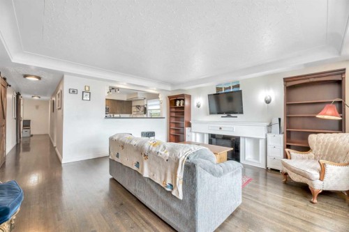 3-1833 21 Avenue Nw, Calgary, AB - Indoor Photo Showing Living Room