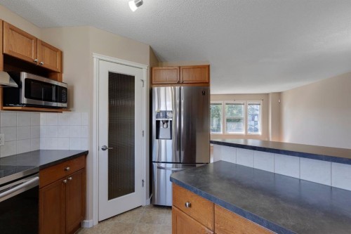 427 Saddlebrook Way Ne, Calgary, AB - Indoor Photo Showing Kitchen