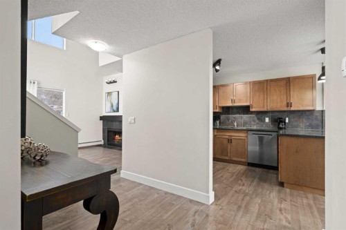 8-301 Village Mews Sw, Calgary, AB - Indoor Photo Showing Kitchen