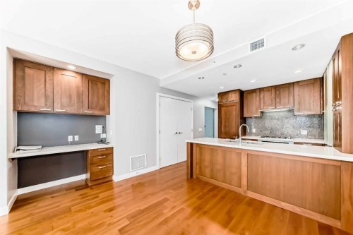 521-222 Riverfront Avenue Sw, Calgary, AB - Indoor Photo Showing Kitchen
