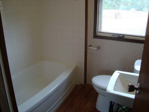 114 School Road, Trochu, AB - Indoor Photo Showing Bathroom
