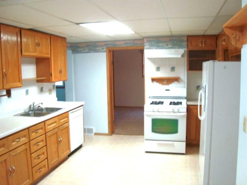 114 School Road, Trochu, AB - Indoor Photo Showing Kitchen With Double Sink