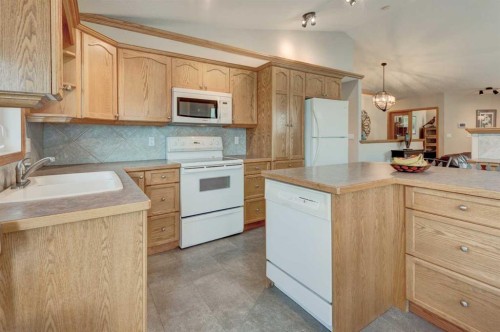 3 Strathmore Lakes Bay, Strathmore, AB - Indoor Photo Showing Kitchen