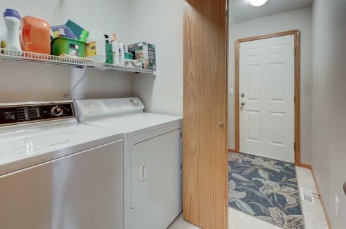 3 Strathmore Lakes Bay, Strathmore, AB - Indoor Photo Showing Laundry Room