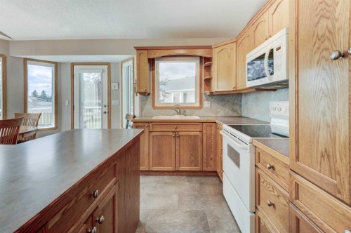 3 Strathmore Lakes Bay, Strathmore, AB - Indoor Photo Showing Kitchen