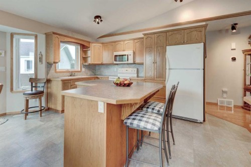 3 Strathmore Lakes Bay, Strathmore, AB - Indoor Photo Showing Kitchen