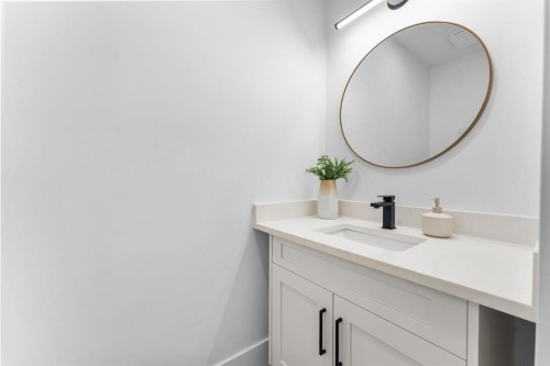 10404 Maplemont Road Se, Calgary, AB - Indoor Photo Showing Bathroom