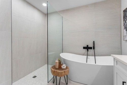 10404 Maplemont Road Se, Calgary, AB - Indoor Photo Showing Bathroom