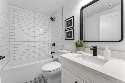 10404 Maplemont Road Se, Calgary, AB - Indoor Photo Showing Bathroom