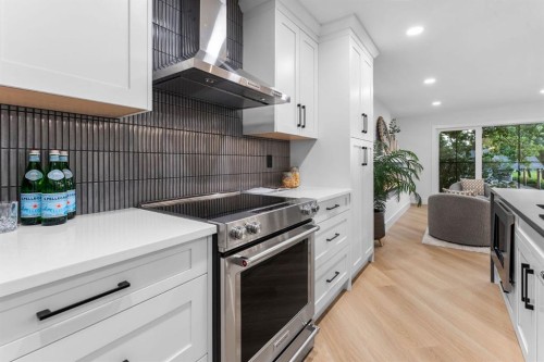 10404 Maplemont Road Se, Calgary, AB - Indoor Photo Showing Kitchen With Upgraded Kitchen
