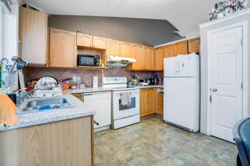 6216 Taralea Park Ne, Calgary, AB - Indoor Photo Showing Kitchen With Double Sink
