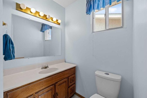 3236 Doverville Crescent Se, Calgary, AB - Indoor Photo Showing Bathroom