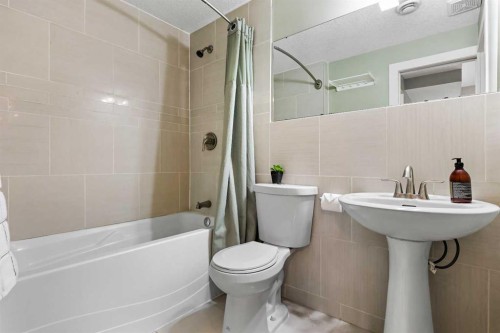 22 Wendham Place Sw, Calgary, AB - Indoor Photo Showing Bathroom