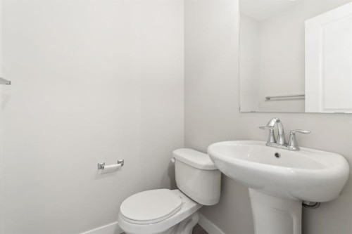 16 Alderwood Close Se, Calgary, AB - Indoor Photo Showing Bathroom