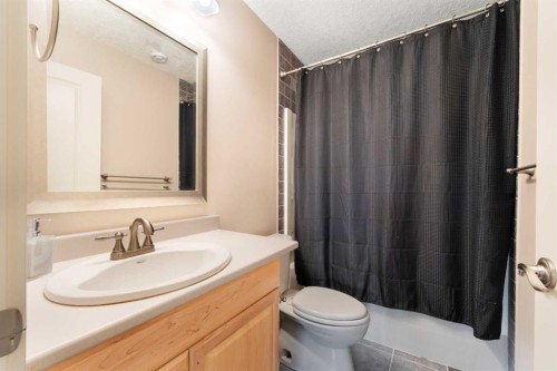 155 Autumn Close Se, Calgary, AB - Indoor Photo Showing Bathroom