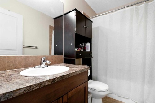 15 Kingsland Way Se, Airdrie, AB - Indoor Photo Showing Bathroom
