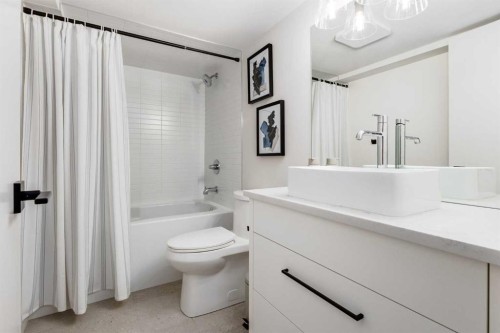 1408 Crescent Road Nw, Calgary, AB - Indoor Photo Showing Bathroom