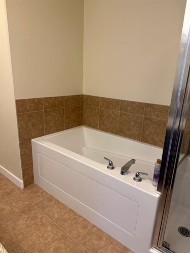 701-16 Varsity Estates Circle Nw, Calgary, AB - Indoor Photo Showing Bathroom