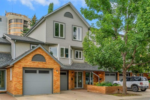 22 Coachway Green SW Calgary, AB T3H 1V8
