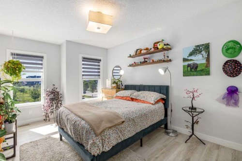 10 Cranbrook Hill Se, Calgary, AB - Indoor Photo Showing Bedroom