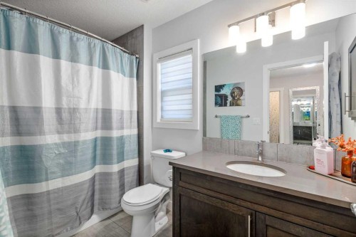 10 Cranbrook Hill Se, Calgary, AB - Indoor Photo Showing Bathroom