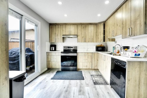 243 Castlebrook Road Ne, Calgary, AB - Indoor Photo Showing Kitchen