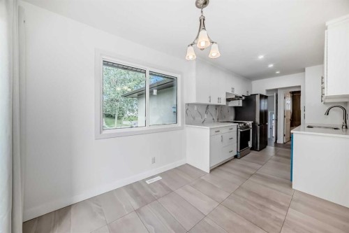 6216 4 Street Ne, Calgary, AB - Indoor Photo Showing Other Room