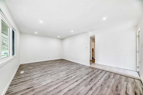 6216 4 Street Ne, Calgary, AB - Indoor Photo Showing Other Room