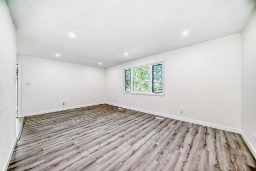 6216 4 Street Ne, Calgary, AB - Indoor Photo Showing Other Room