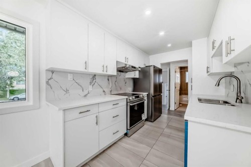 6216 4 Street Ne, Calgary, AB - Indoor Photo Showing Kitchen