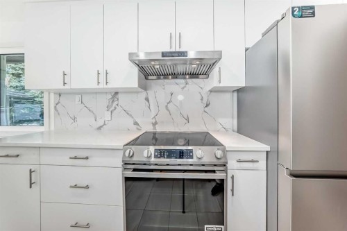 6216 4 Street Ne, Calgary, AB - Indoor Photo Showing Kitchen