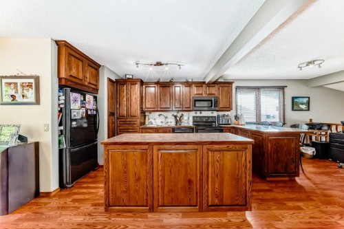 22 Glenhill Drive, Cochrane, AB - Indoor Photo Showing Kitchen