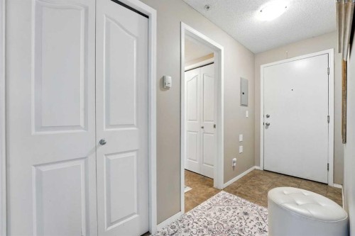 3311-10 Prestwick Bay Se, Calgary, AB - Indoor Photo Showing Other Room