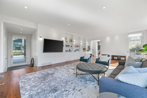 3926 9 Street Sw, Calgary, AB - Indoor Photo Showing Living Room