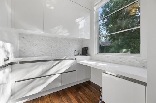 3926 9 Street Sw, Calgary, AB - Indoor Photo Showing Kitchen With Upgraded Kitchen