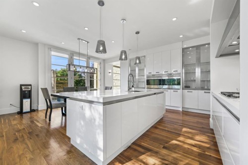 3926 9 Street Sw, Calgary, AB - Indoor Photo Showing Kitchen With Upgraded Kitchen