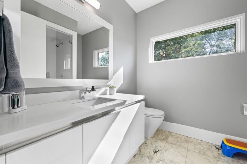 3926 9 Street Sw, Calgary, AB - Indoor Photo Showing Bathroom