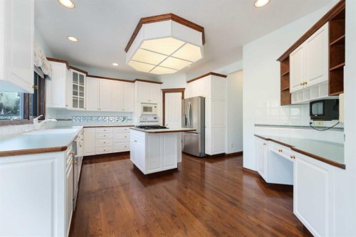 1600 Evergreen Hill Sw, Calgary, AB - Indoor Photo Showing Kitchen