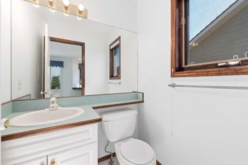 1600 Evergreen Hill Sw, Calgary, AB - Indoor Photo Showing Bathroom