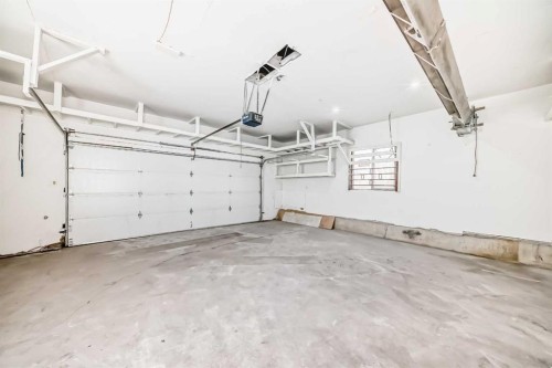5307 Madigan Drive Ne, Calgary, AB - Indoor Photo Showing Garage